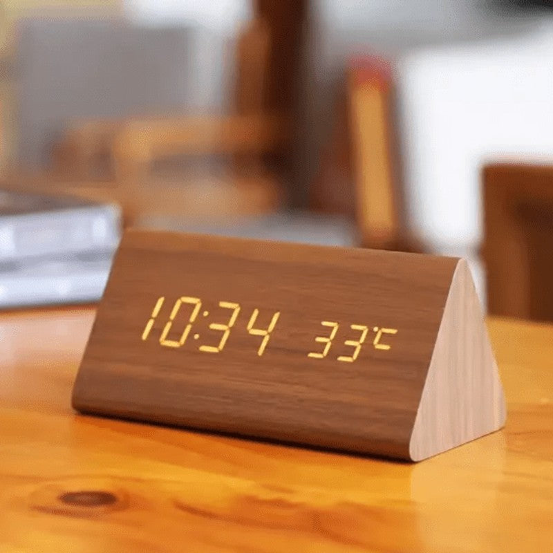 Reloj LED digital de madera para escritorio con control por voz y alarma. Ideal para decoración moderna del hogar.