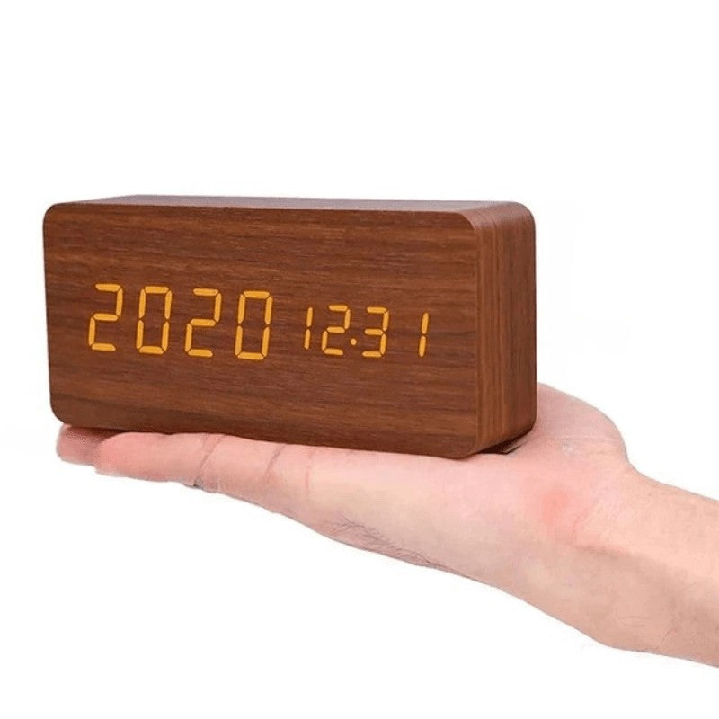 Práctico reloj de madera con pantalla LED. Activa funciones como la alarma con tu voz, perfecto para escritorios.