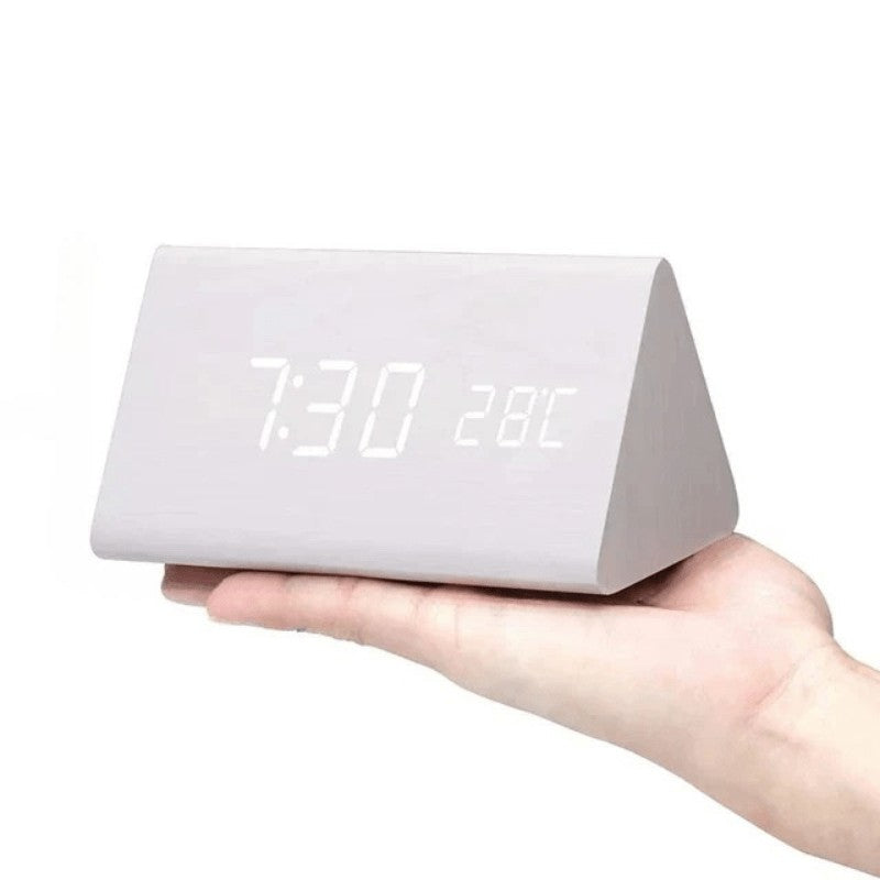 Diseño nórdico para este reloj de madera con LED. Control por voz, alarma y decoración ideal para escritorios.