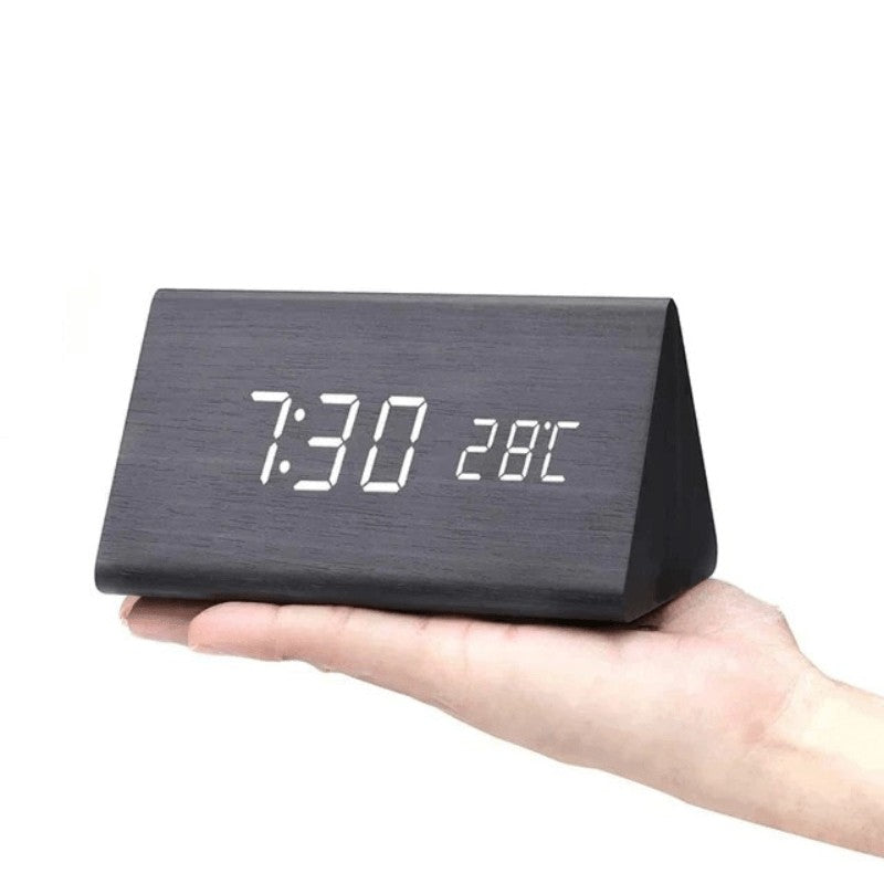 Reloj de madera con pantalla LED de alta visibilidad. Control por voz inteligente y alarma para escritorio.