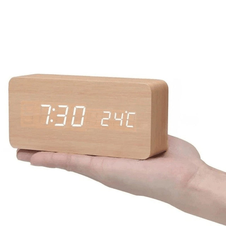 Reloj digital de madera, moderno y funcional. Control por voz, alarma y pantalla LED para tu escritorio.