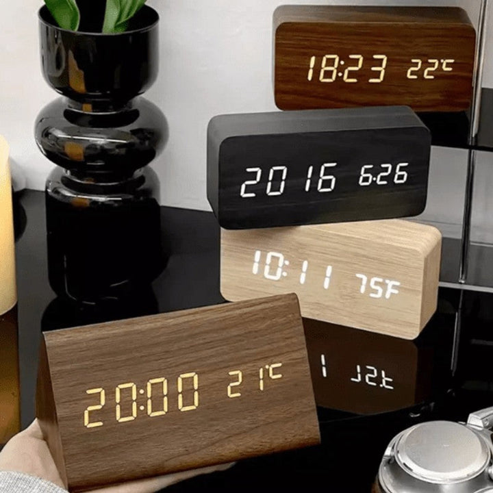 Reloj de escritorio de madera con diseño minimalista LED. Incorpora control por voz y múltiples alarmas.
