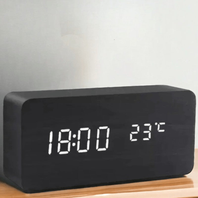 Funcional reloj LED de madera para el hogar. Ofrece control por voz, alarma y es un toque moderno en tu escritorio.