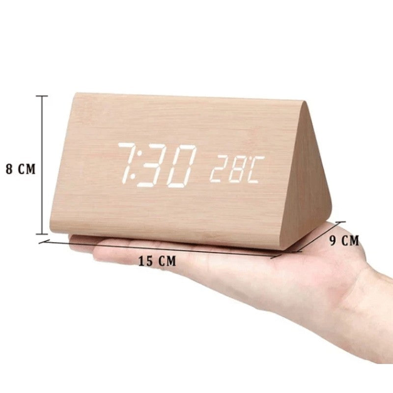 Reloj digital de madera con control por voz. Pantalla LED nítida y función de alarma para tu escritorio.