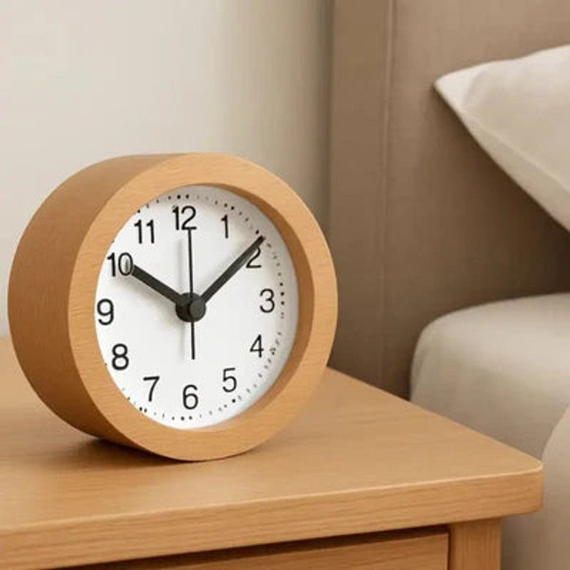 Alarma de madera con esfera blanca, perfecta para despertar en el dormitorio con estilo.