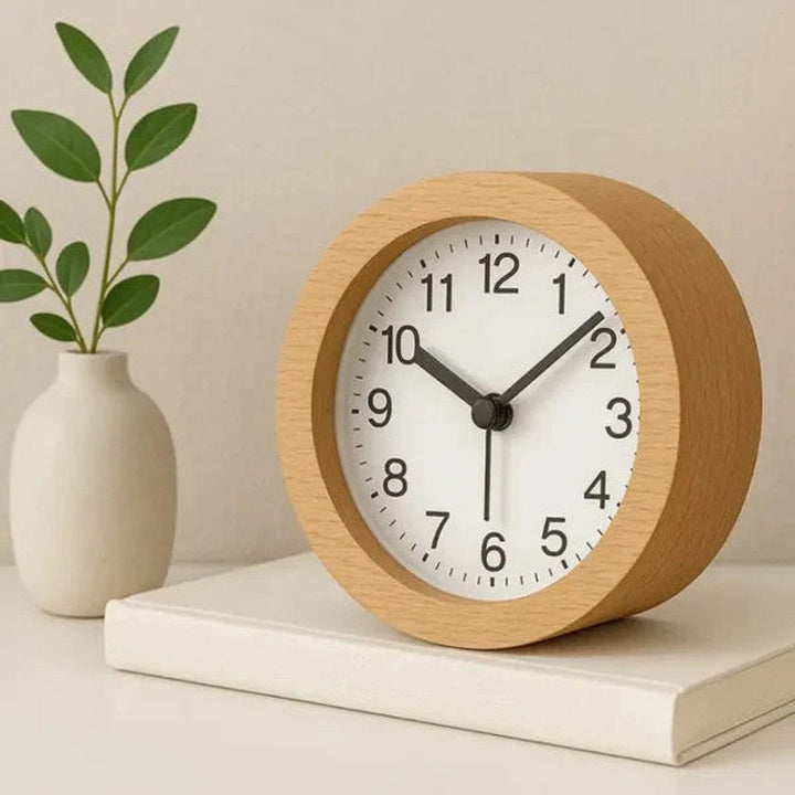 Reloj despertador LED de madera con esfera blanca, moderno y funcional para el dormitorio.