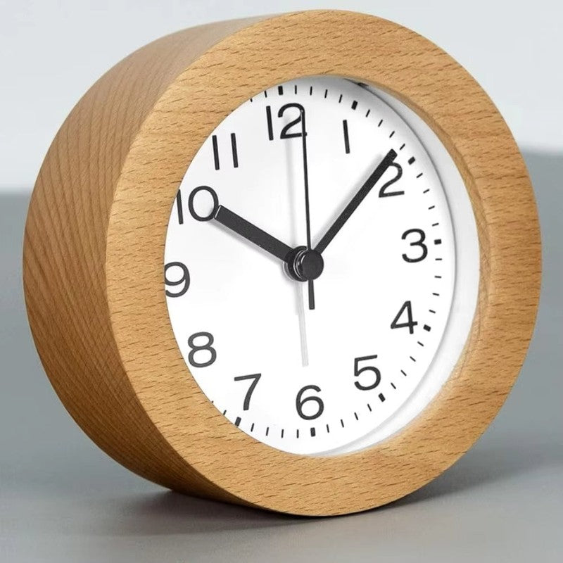 Práctico reloj despertador de madera con esfera blanca, esencial para el dormitorio y hogar moderno.