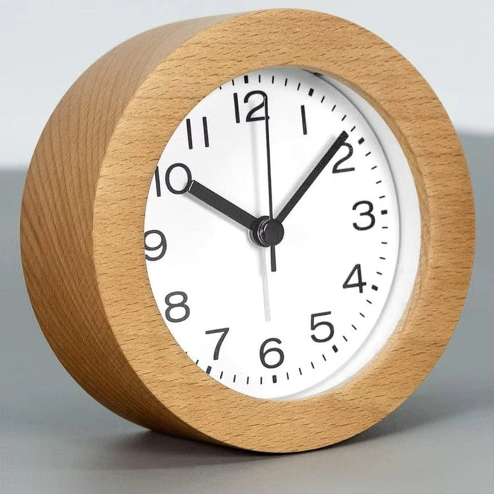 Práctico reloj despertador de madera con esfera blanca, esencial para el dormitorio y hogar moderno.