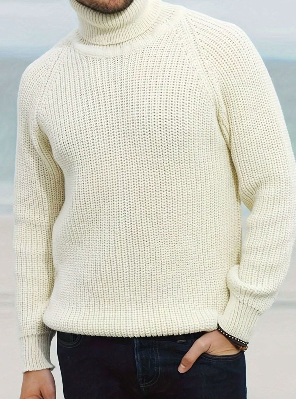Detalle jersey hombre cuello alto canalé de punto beige, ajuste regular. Textura suave para invierno.