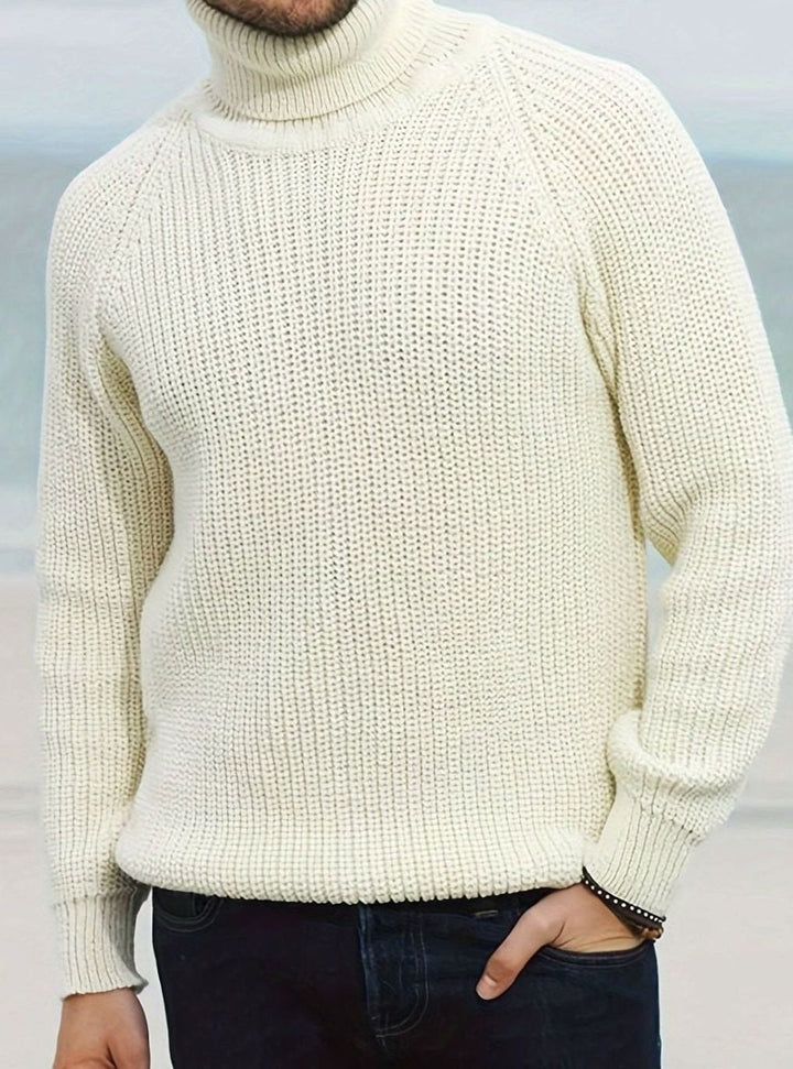 Detalle jersey hombre cuello alto canalé de punto beige, ajuste regular. Textura suave para invierno.