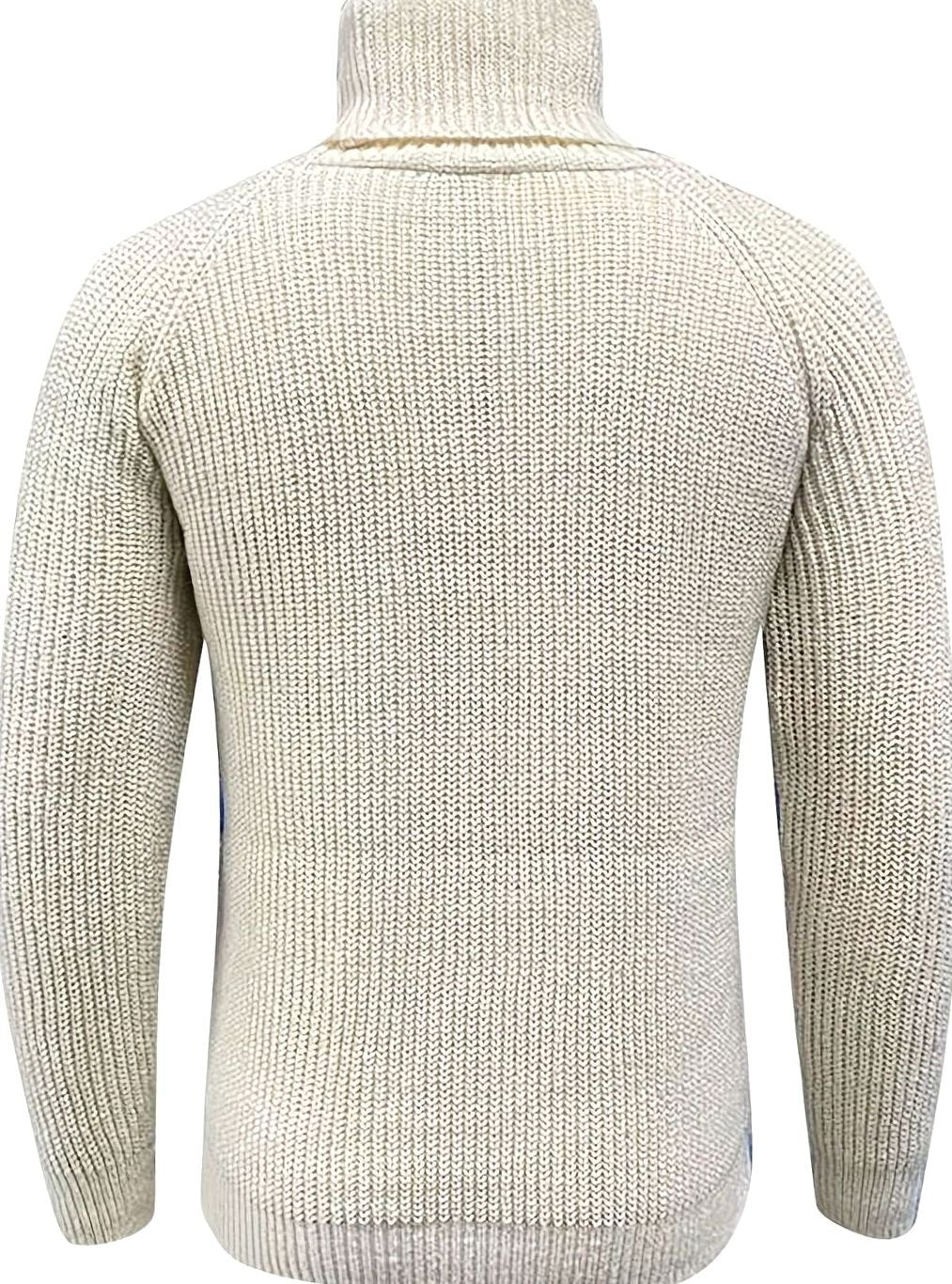 Hombre vistiendo jersey cuello alto canalé beige, look casual elegante. Perfecto para otoño/invierno.