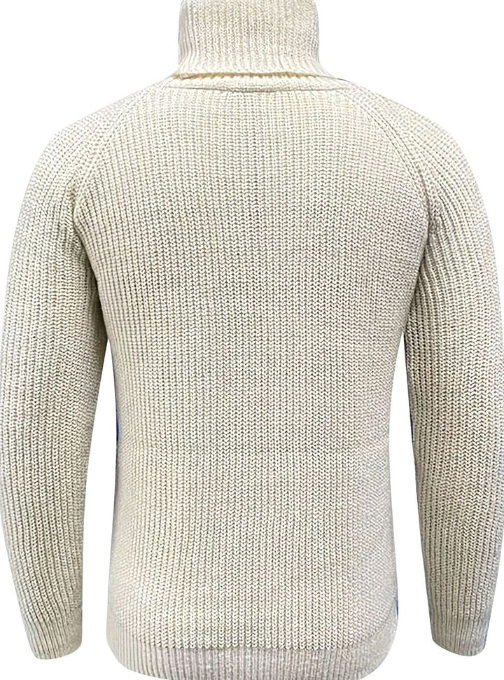 Hombre vistiendo jersey cuello alto canalé beige, look casual elegante. Perfecto para otoño/invierno.