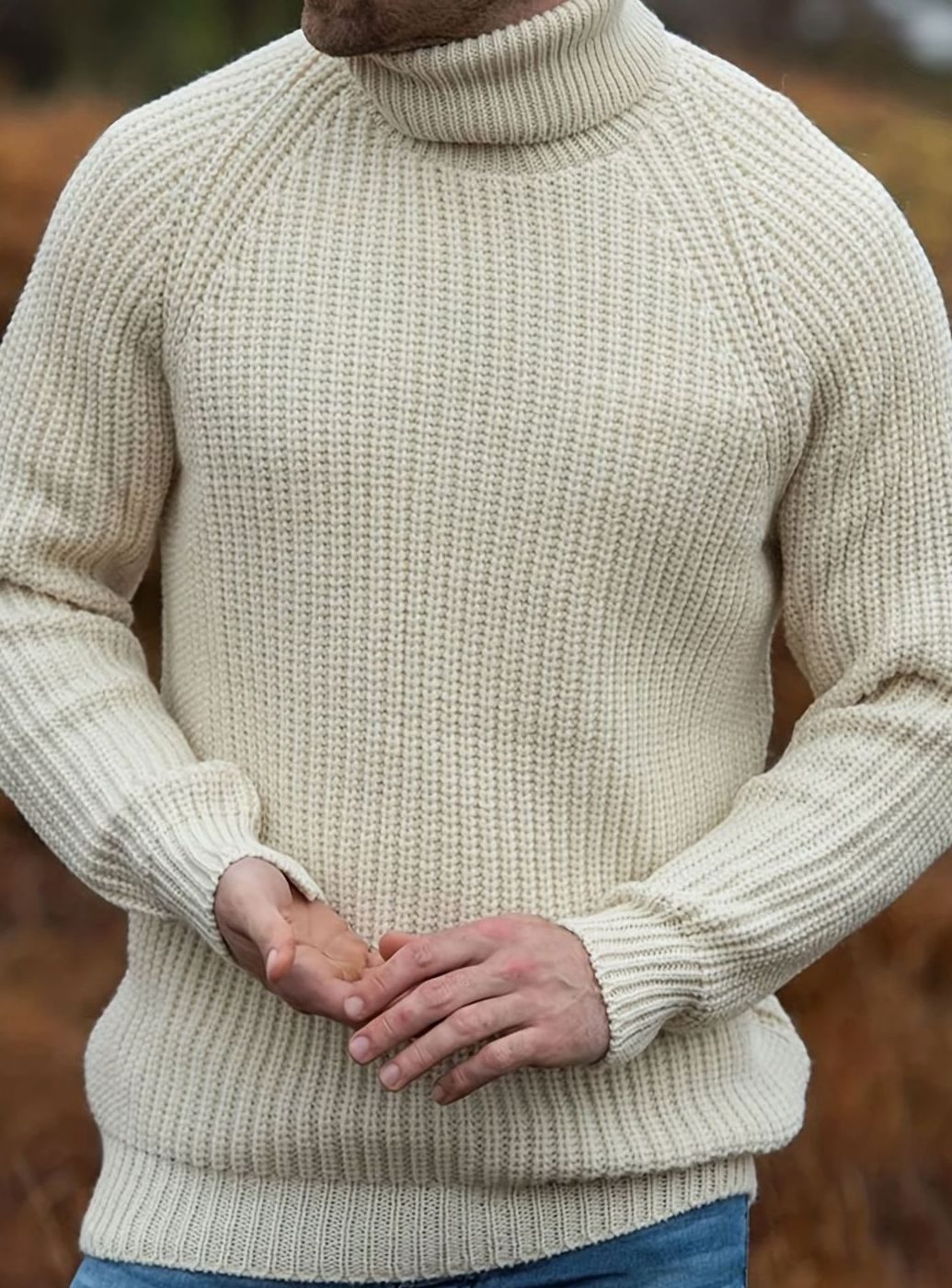 Primer plano de jersey de punto canalé beige para hombre, cuello alto. Calidad y comodidad para invierno.