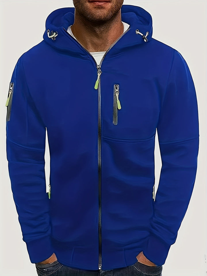 Hombre usando sudadera con capucha, cremallera y bolsillos seguros, disfrutando del estilo urbano y comodidad.
