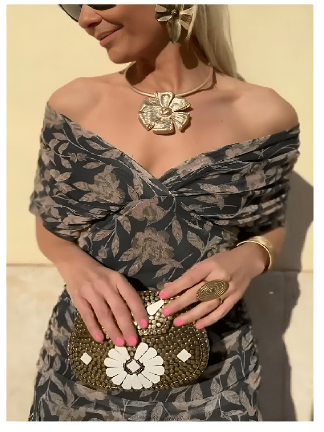 Vestido maxi elegante de mujer con tela fluida en negro, ideal para galas y eventos con glamour.