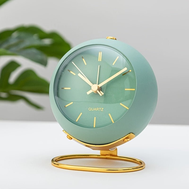 Despertador analógico compacto para viaje, silencioso y con luz nocturna, ideal para la mesita de noche.