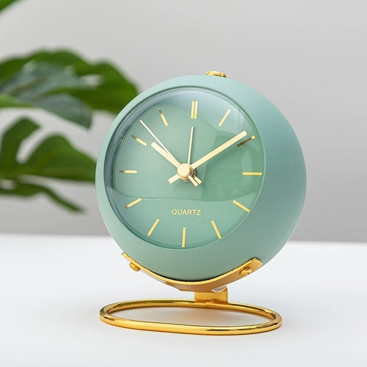 Despertador analógico compacto para viaje, silencioso y con luz nocturna, ideal para la mesita de noche.