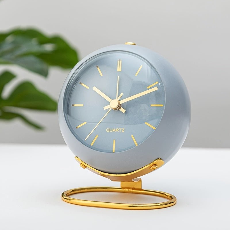 Reloj despertador retro analógico con luz nocturna, un regalo perfecto para el hogar o para viajeros.