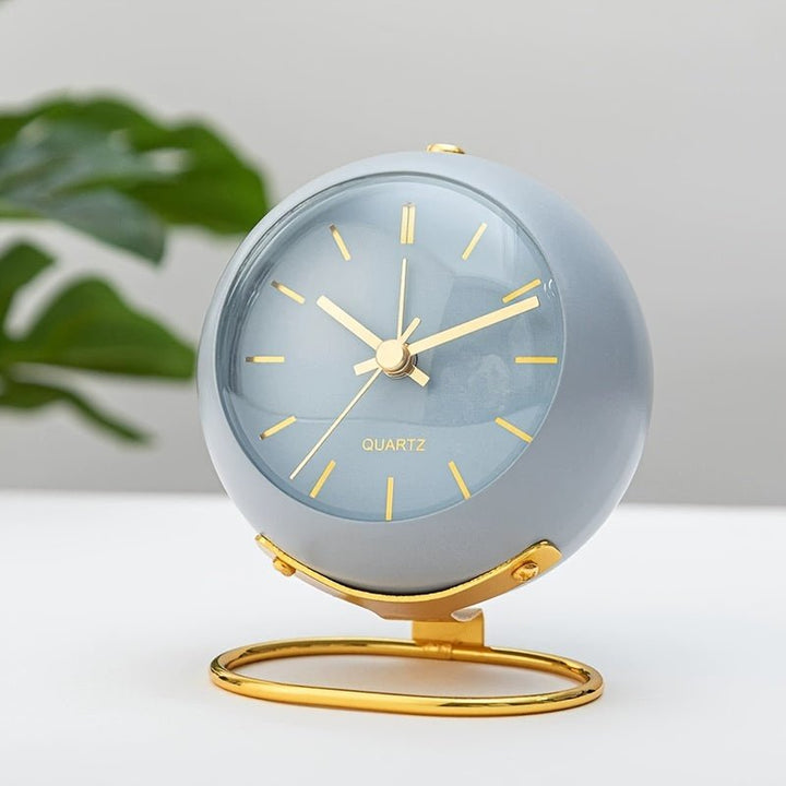 Reloj despertador retro analógico con luz nocturna, un regalo perfecto para el hogar o para viajeros.