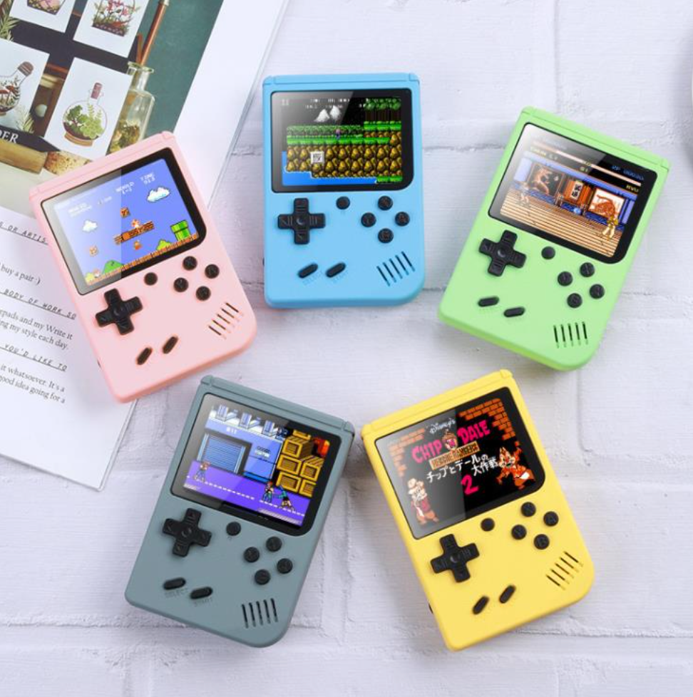 Consola de mano con 400 juegos clásicos, ideal para niños y viajes largos.