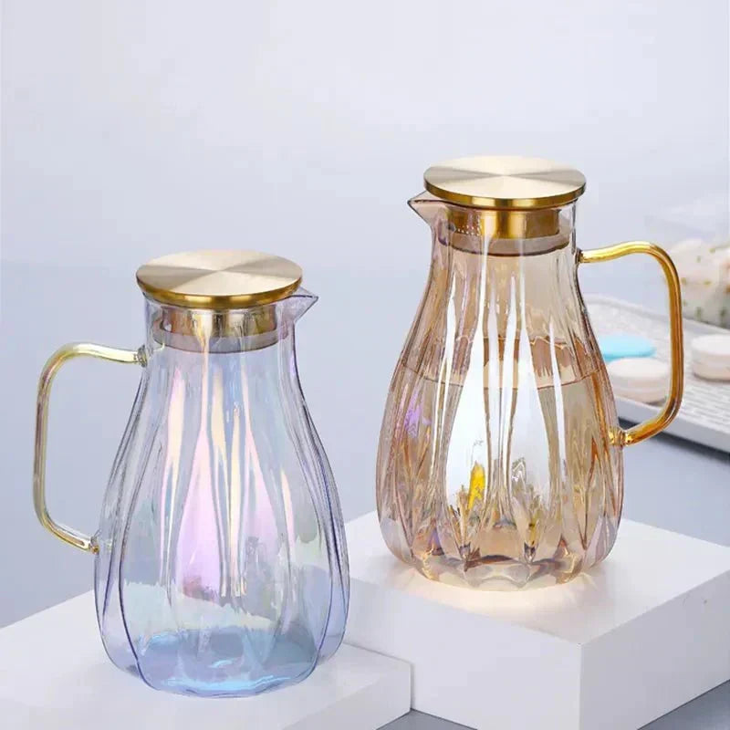 Cristalería resistente: jarra de vidrio borosilicato y vasos duraderos con tapa de acero inoxidable.