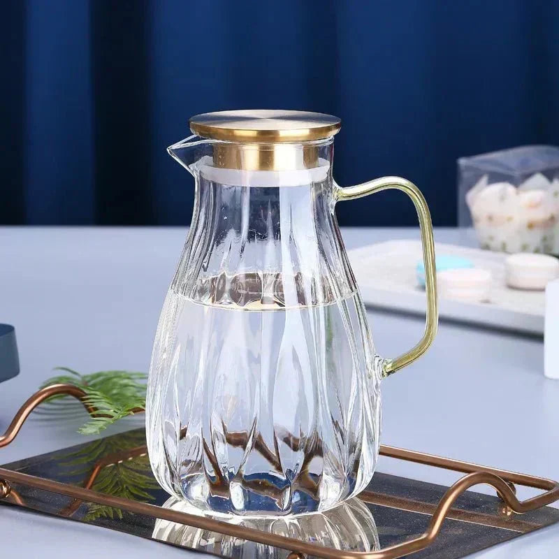Vasos de vidrio transparente a juego, perfectos para agua, zumos o cócteles. Cristalería moderna.