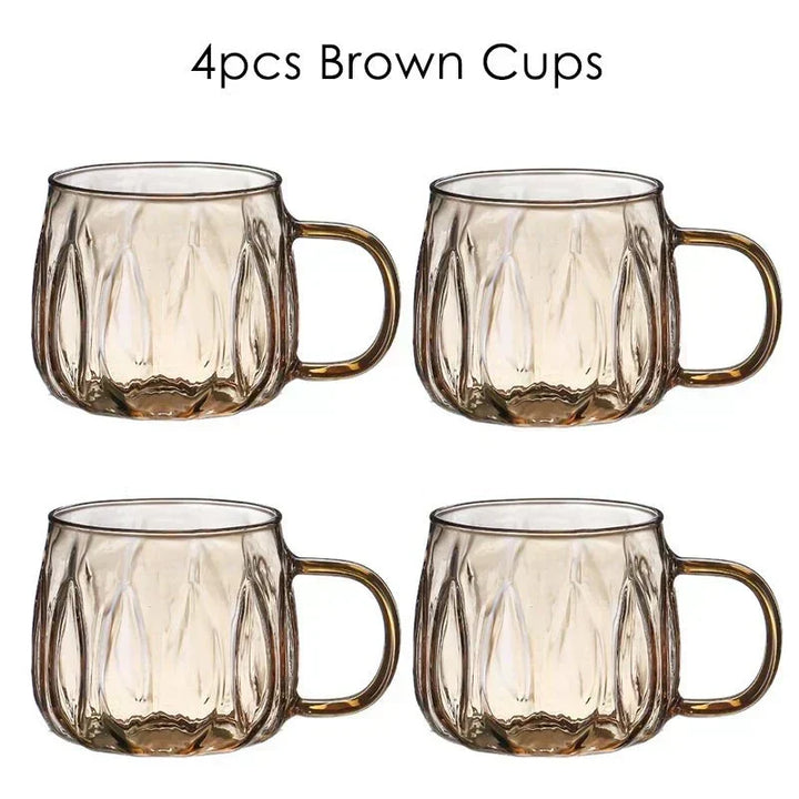 Set completo de jarra de vidrio de gran capacidad y 4 vasos, ideal para servir bebidas en cualquier ocasión.