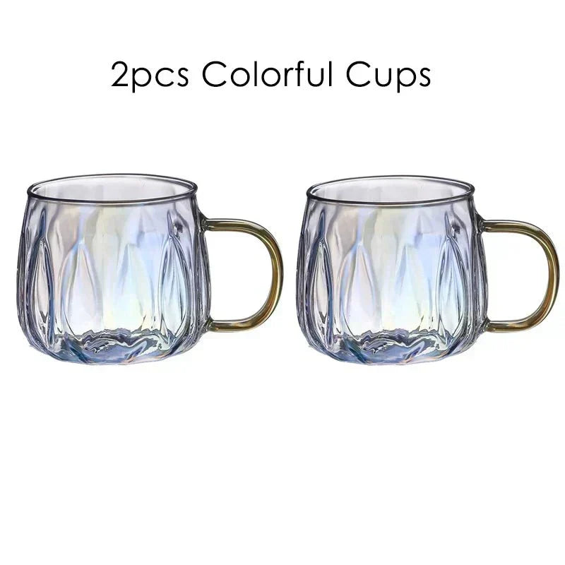 Sirve tus bebidas favoritas con este set de jarra y vasos de vidrio. Elegante para cualquier mesa.
