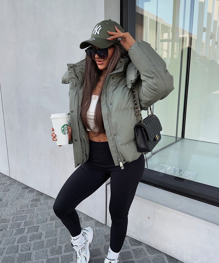 Chaqueta urbana SIENA para mujer. Estilo moderno y versátil, ideal para streetstyle y uso diario.