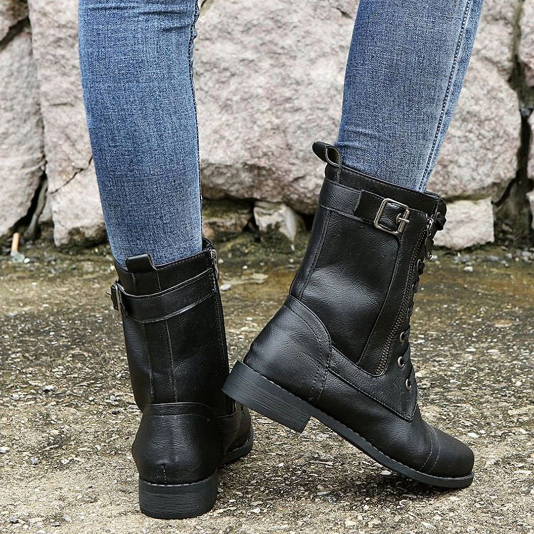 Moda femenina: botas militares con cordones y cremallera para un estilo audaz y confortable.