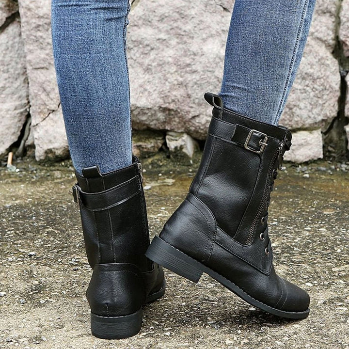 Moda femenina: botas militares con cordones y cremallera para un estilo audaz y confortable.