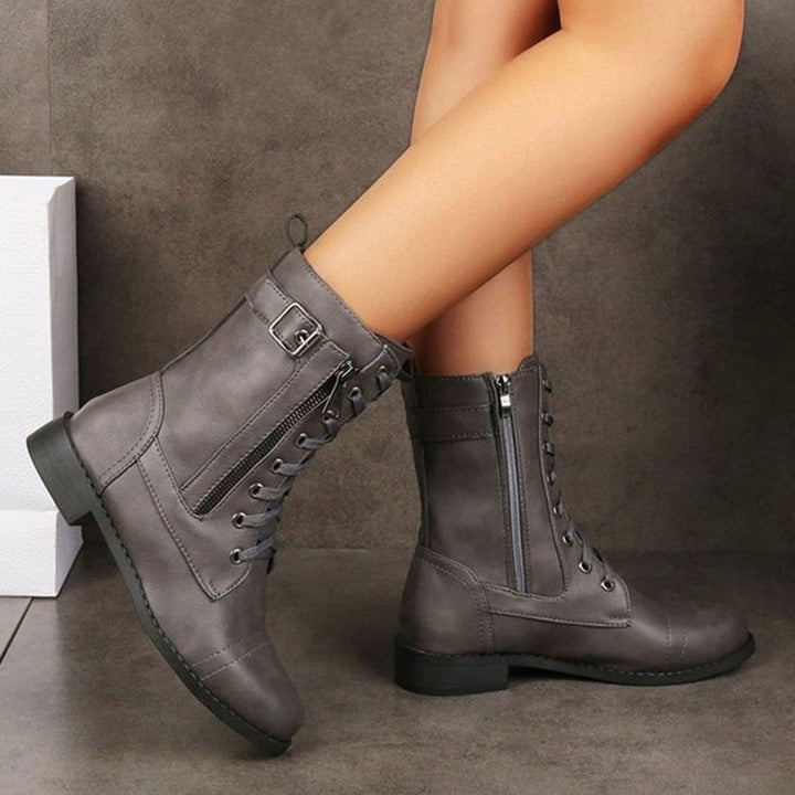 Botas tipo combat para mujer, negras, con cordones y cremallera, look atrevido y funcional.