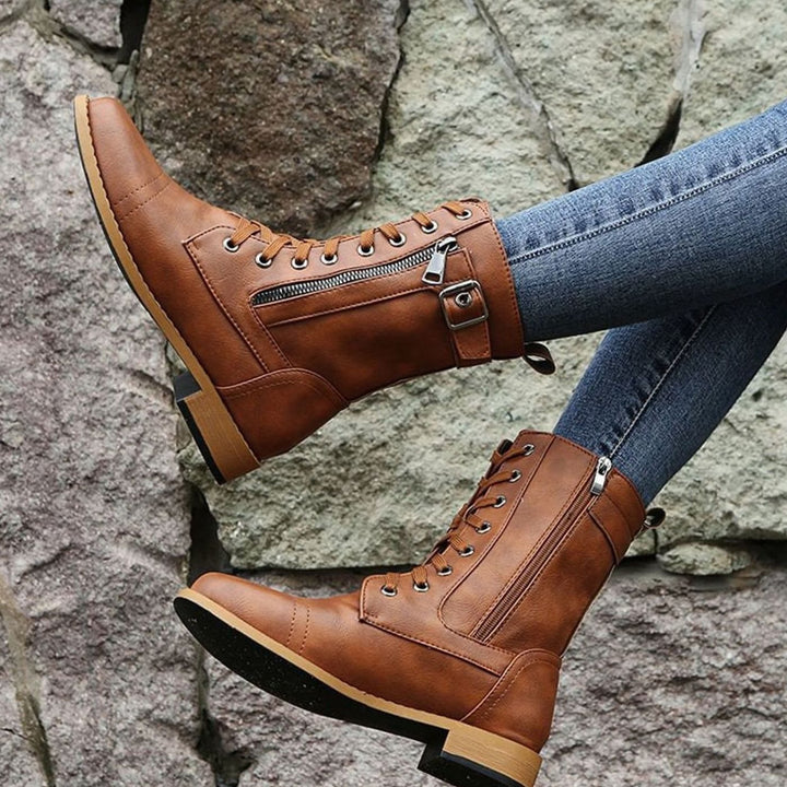 Calzado militar de mujer con cordones decorativos y cremallera para facilitar el calce.