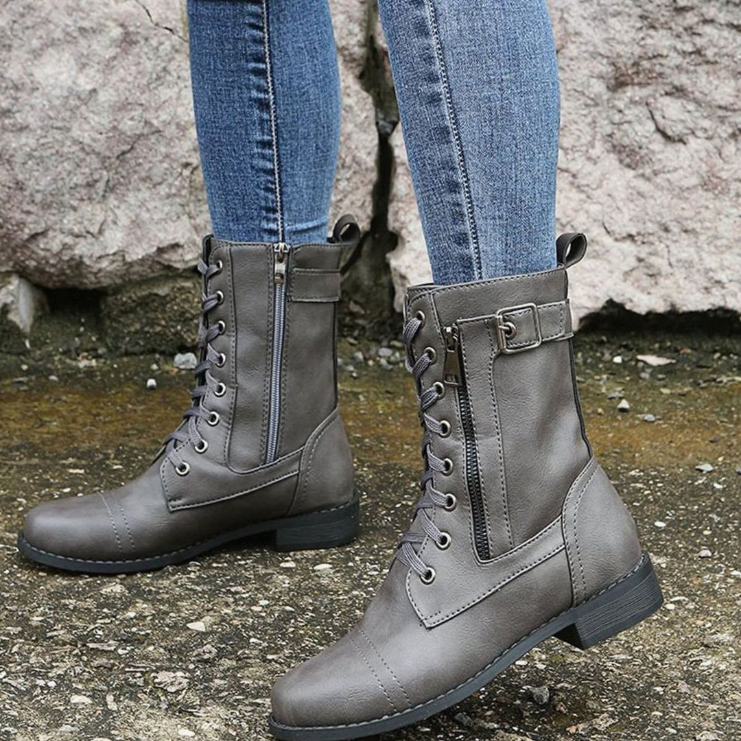 Botas de cordones para mujer, diseño militar, ideales para looks casuales y urbanos de otoño.