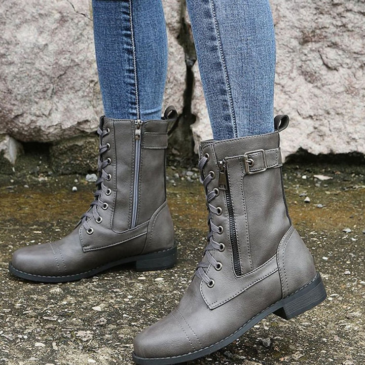 Botas de cordones para mujer, diseño militar, ideales para looks casuales y urbanos de otoño.