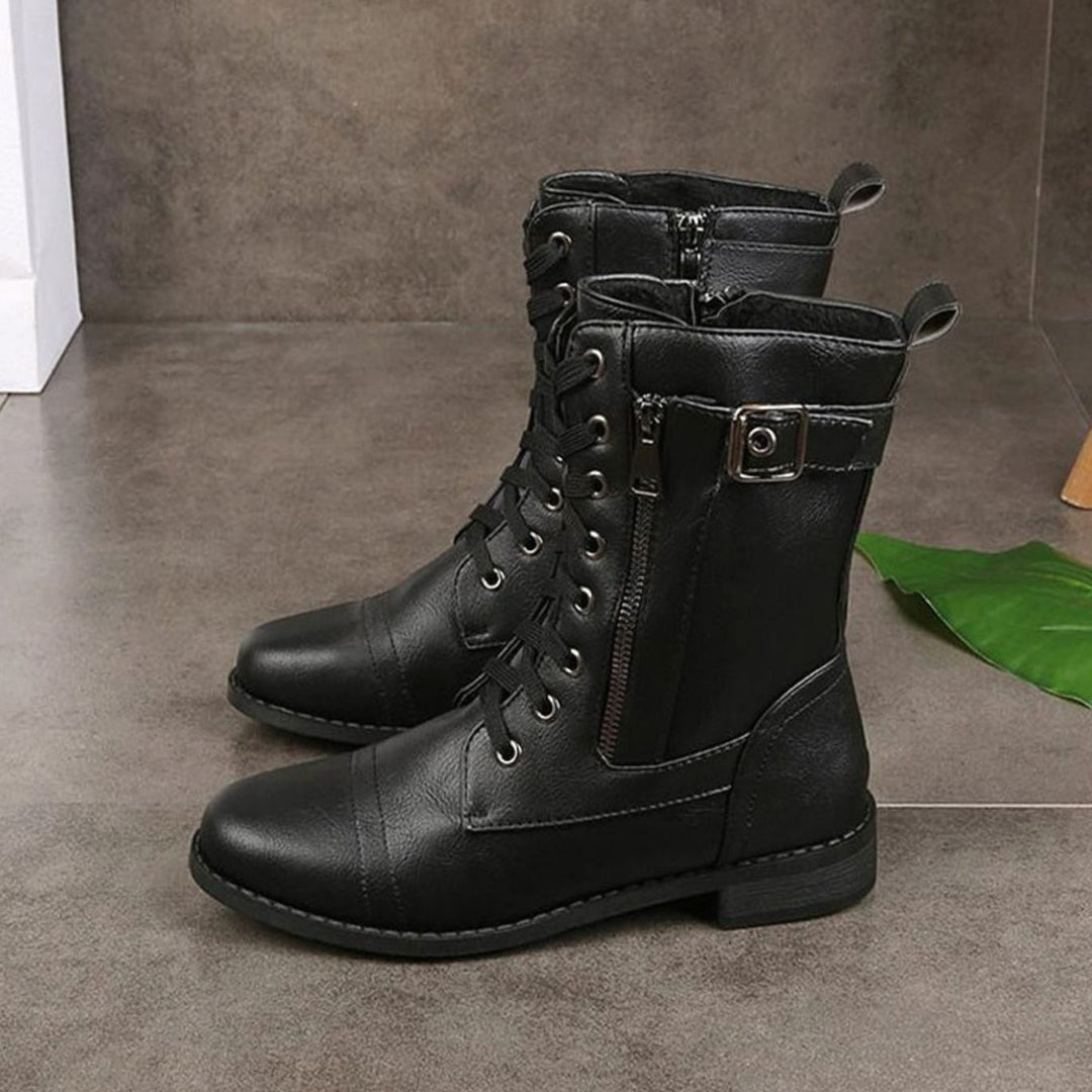 Botas negras de mujer, tipo militar con cordones y cremallera, versátiles para moda urbana.