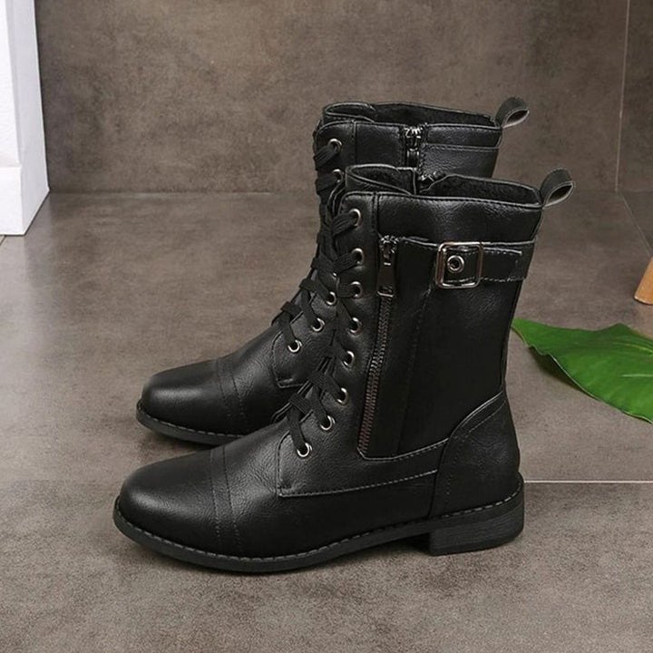 Botas negras de mujer, tipo militar con cordones y cremallera, versátiles para moda urbana.