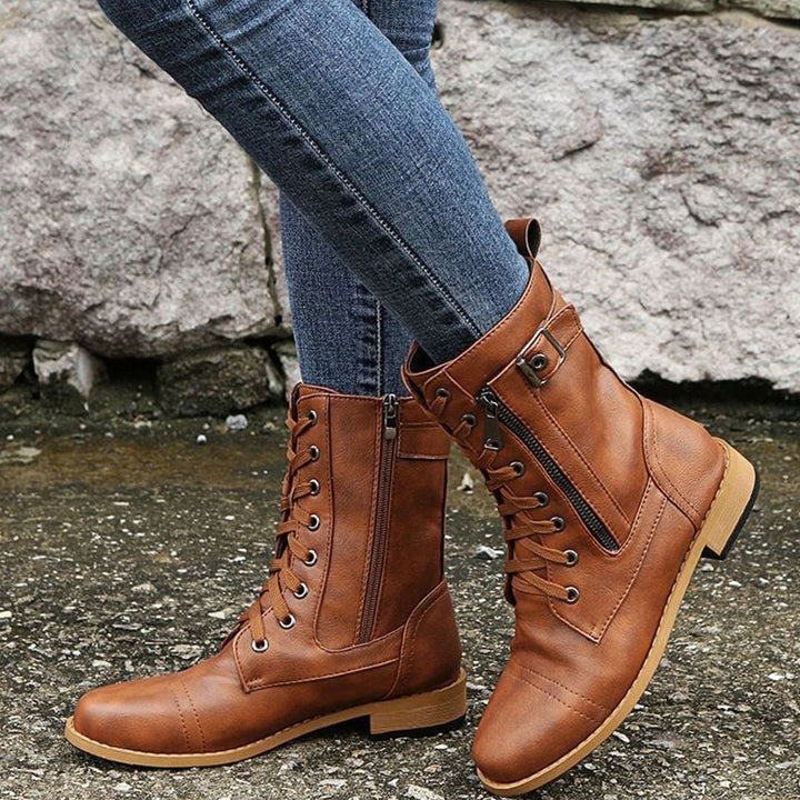 Vista frontal de botas militares de mujer con cordones ajustados, suela antideslizante, estilo combat.