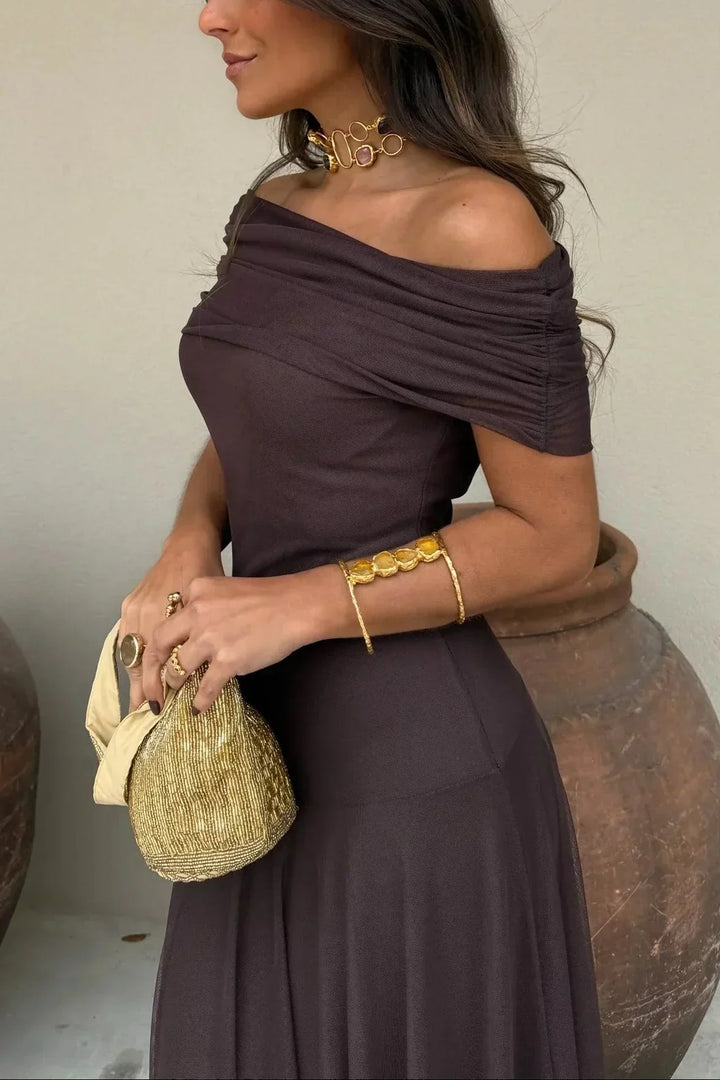 Elegante vestido largo plisado para mujer, con diseño asimétrico, ideal para fiestas y galas.