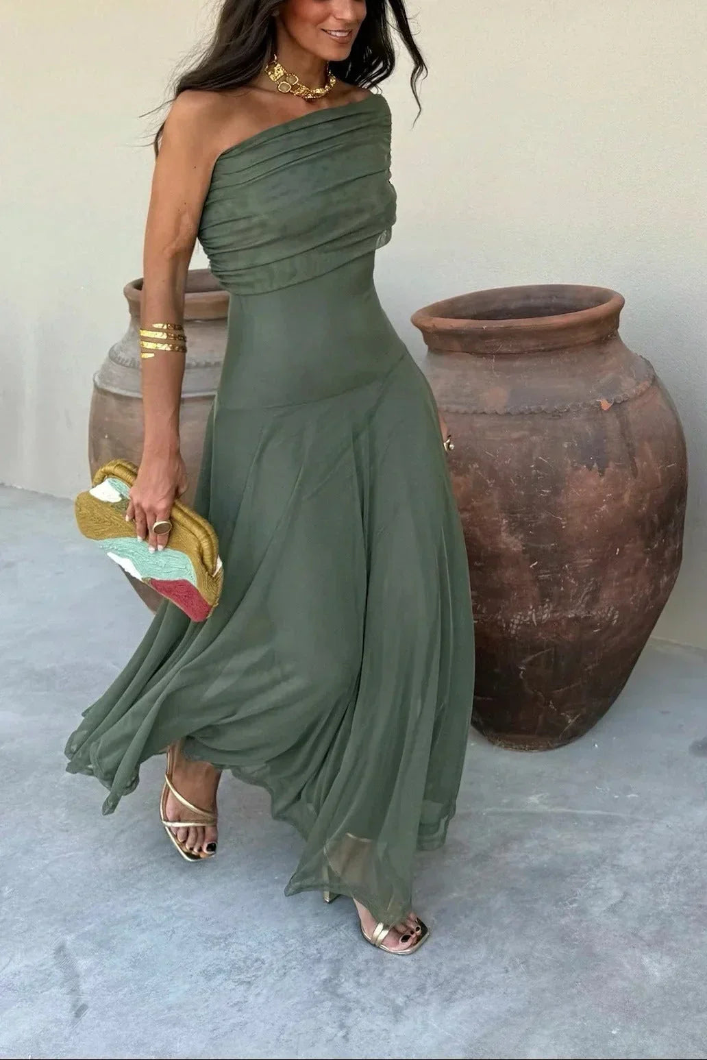 Moderno vestido largo plisado asimétrico de mujer, ideal para fiesta o evento de gala.