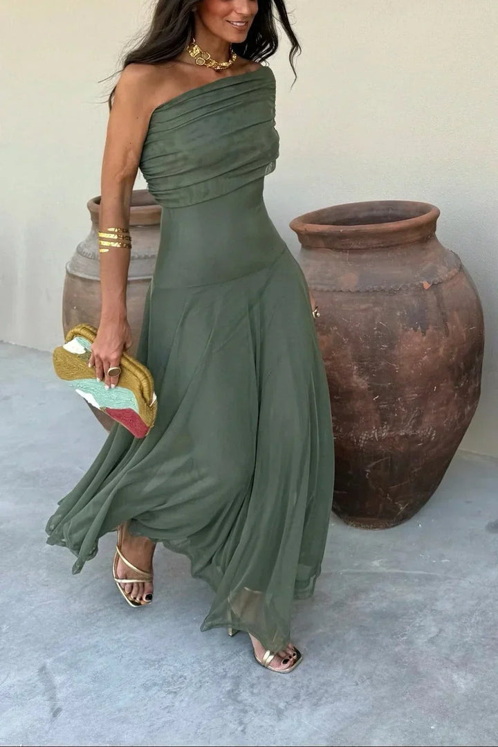 Moderno vestido largo plisado asimétrico de mujer, ideal para fiesta o evento de gala.