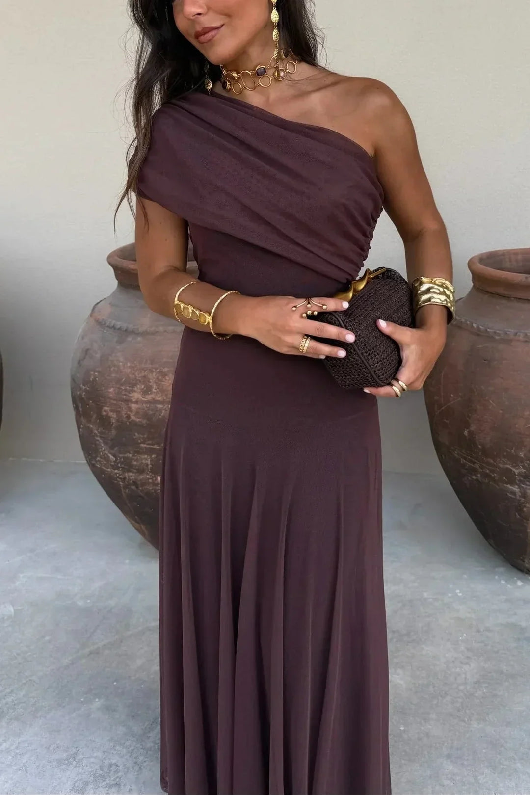 Vestido largo plisado asimétrico de mujer, ideal para invitada de boda o fiesta elegante.