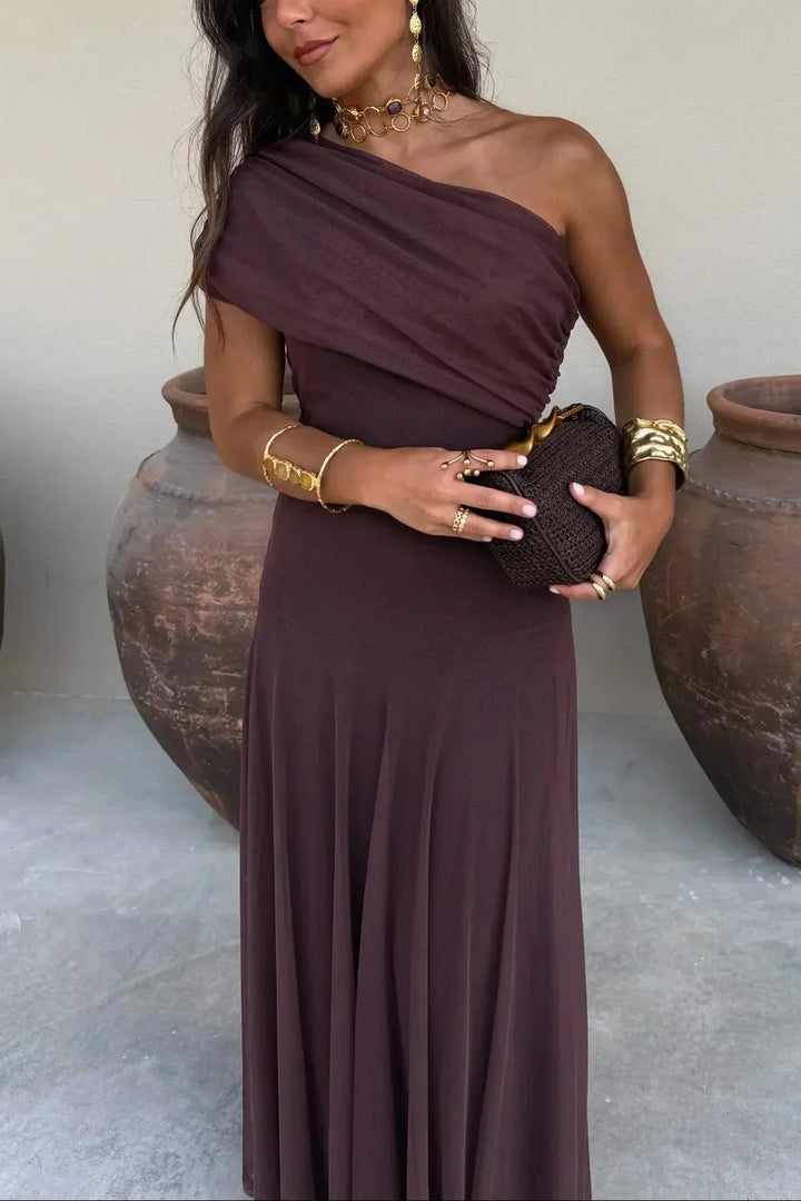 Vestido largo plisado asimétrico de mujer, ideal para invitada de boda o fiesta elegante.