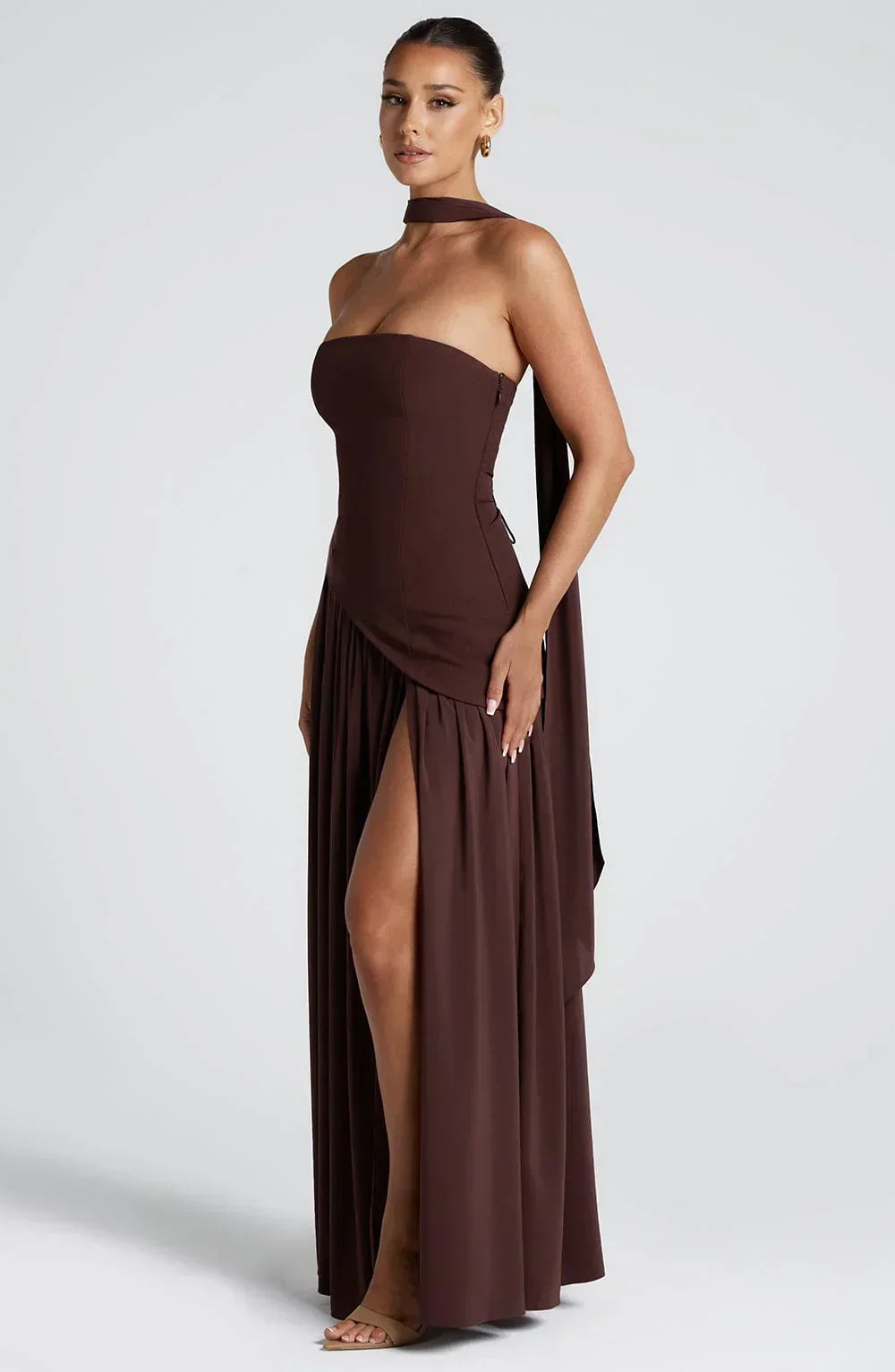 Vestido palabra de honor con corsé y abertura, perfecto para eventos formales o fiestas.