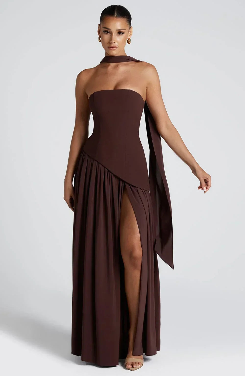 Vestido largo elegante para mujer, palabra de honor con corsé y sensual abertura.