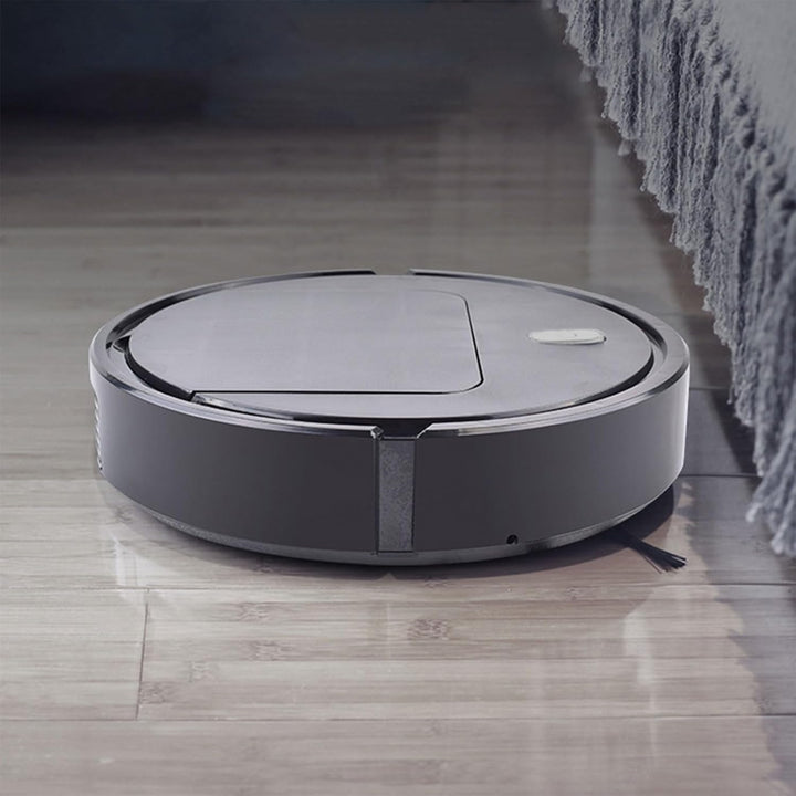 Aspiradora robot negra 3 en 1 con succión potente para limpieza profunda y sin esfuerzo de todo tipo de suelos.