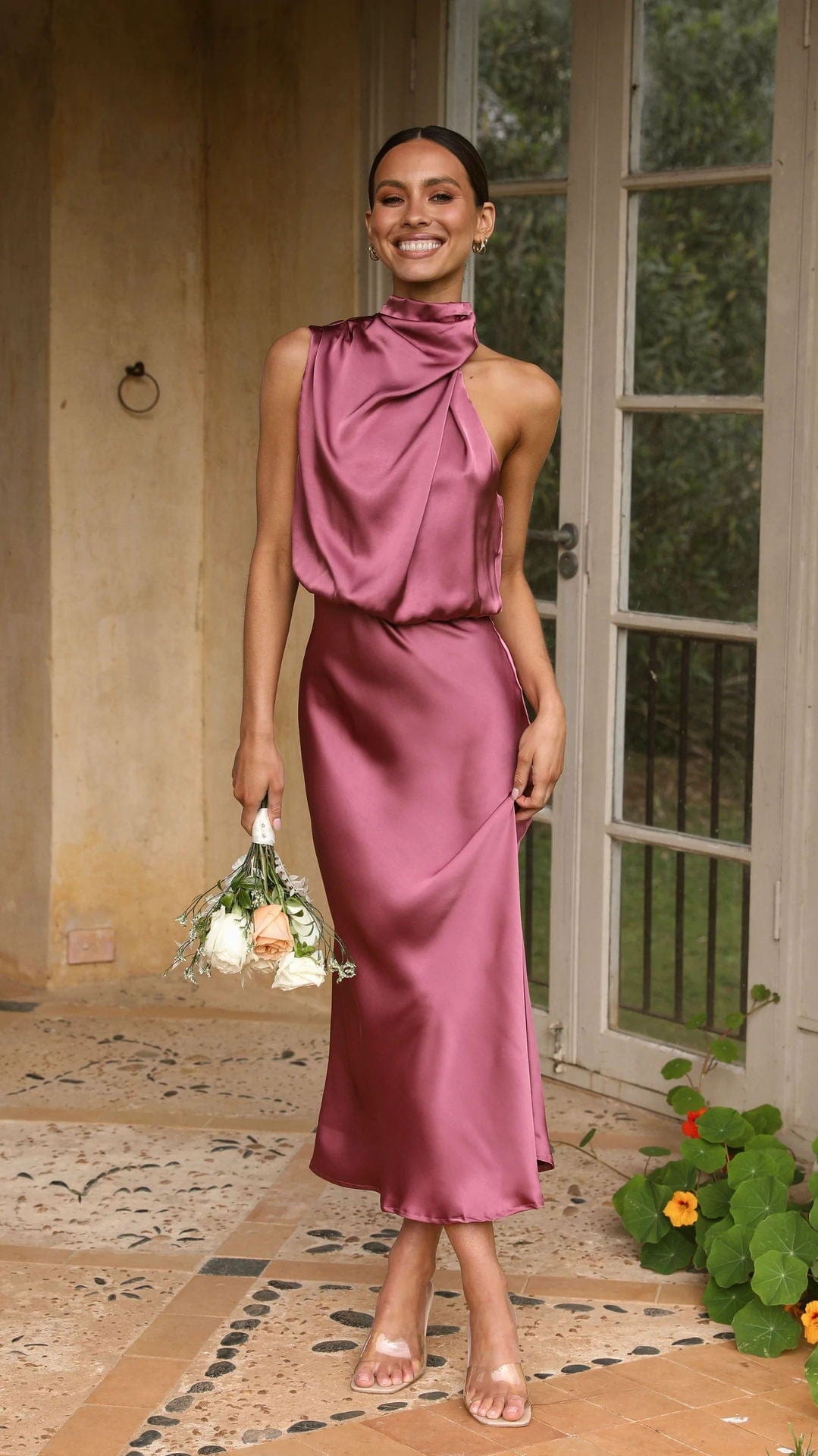 Vestido de noche elegante morado para mujer, sofisticado y ligero, ideal para fiestas, galas o celebraciones.