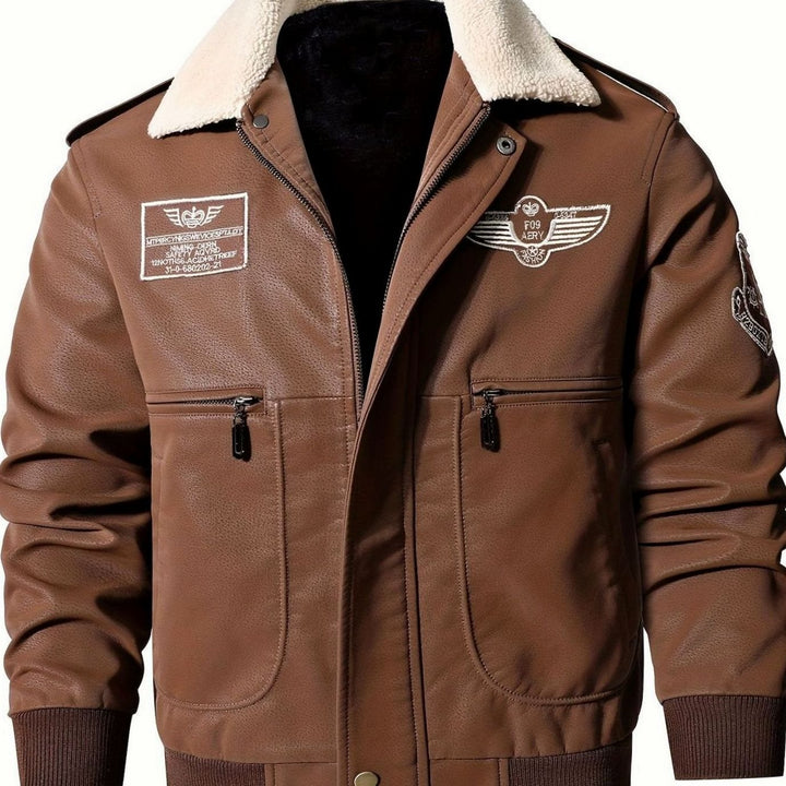 Hombre caminando con chaqueta aviador estilo militar, moda casual y cálida.