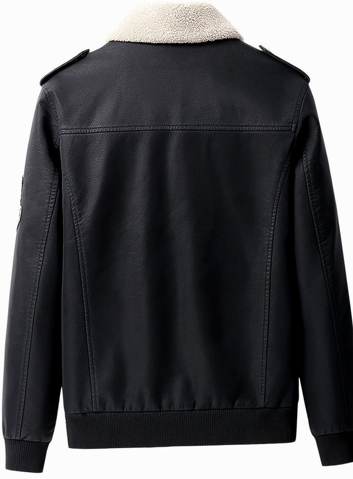 Hombre luciendo chaqueta bomber cálida, estilo clásico, perfecta para el frío.