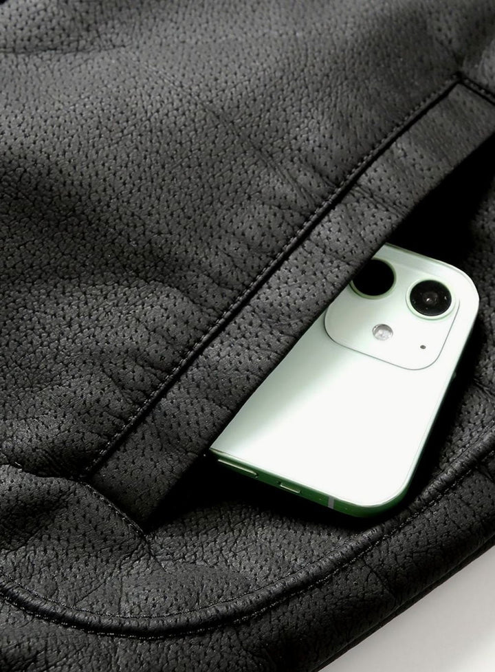 Chaquetón aviador hombre por detrás, mostrando diseño y parches bordados.